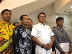 Kepala Staf Kepresidenan Moeldoko, ditemui di kantornya, Jakarta, menanggapi demo kaum buruh yang menolak RUU Omnibus Law, Senin, 20 Januari 2020. (Foto: VOA/Ghita)