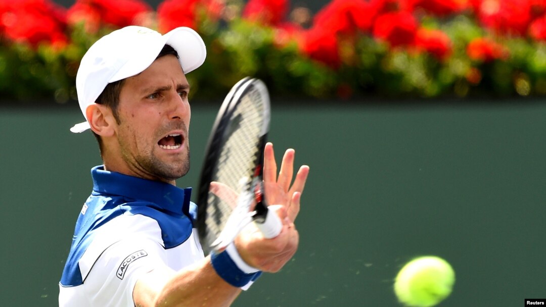 Novak Djokovic dalam laga putaran kedua melawan Taro Daniel di turnamen BNP Paribas Terbuka, di Indian Wells Tennis Garden, 11 Maret 2018. (Foto: Jayne Kamin-Oncea-USA TODAY Sports via Reuters)