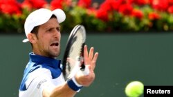 Novak Djokovic dalam laga putaran kedua melawan Taro Daniel di turnamen BNP Paribas Terbuka, di Indian Wells Tennis Garden, 11 Maret 2018. (Foto: Jayne Kamin-Oncea-USA TODAY Sports via Reuters)