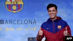 Le Brésilien Philippe Coutinho, pose le 7 janvier 2018 avec son nouveau maillot. 