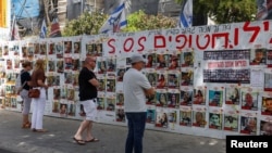 Bức tường tranh ảnh các con tin Israel bị Hamas bắt cóc trong cuộc tấn công qua biên giới ngày 7/10/2023 (ảnh chụp tại Tel Aviv ngày 23/4/2024)