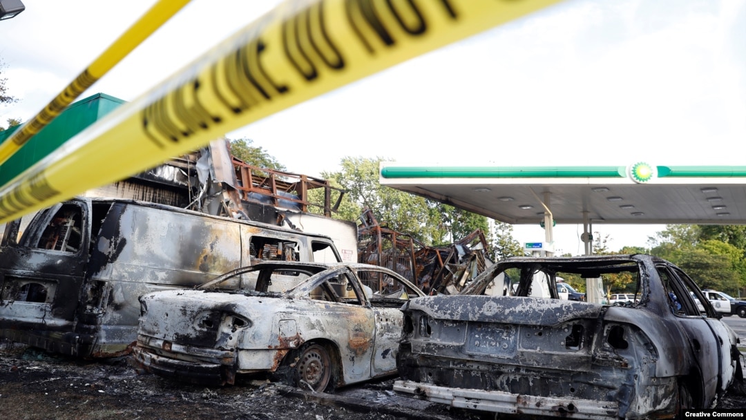 Sebuah pom bensin hangus terbakar dalam kerusuhan menyusul penembakan oleh polisi di Milwaukee, Wisconsin (14/8). (Reuters/Aaron P. Bernstein)
