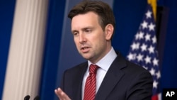 Juru bicara Gedung Putih Josh Earnest (foto: dok).