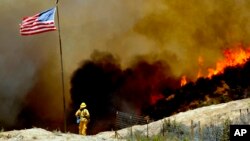 Unos 2.185 bomberos combaten el incendio que ya destruyó seis casas y obligó a 2.000 personas a abandonar sus hogares.