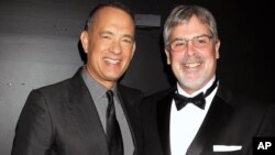 Tom Hanks, izquierda, y el capitán Richard Phillips en el pre-estreno de la película "Capitán Phillips".