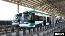 Un ouvrier travaille sur le tramway à Addis Abeba, le 16 décembre 2014.