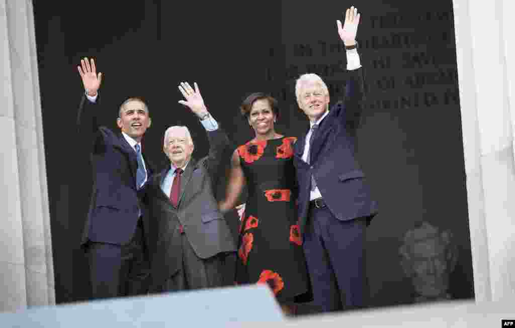 (De g à d) Barack Obama, Jimmy Carter, Michelle Obama et Bill Clinton au Mémorial Lincoln Memorial le 28 août 2013 à DC. (Brendan SMIALOWSKI / AFP)