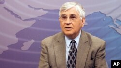 Nικόλαος Σταύρου σε στούτνιο της VOA