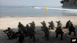 Marinir AS dan Filipina dalam latihan militer gabungan di Ternate, provinsi Cavite, Filipina.