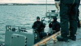 Para penyelam Latvia ambil bagian dalam latihan NATO "Freezing Winds 24", yang dipimpin oleh Angkatan Laut Finlandia, di Teluk Finlandia, untuk mendeteksi ancaman sabotase di Laut Baltik, Finlandia (foto: dok). 