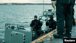 Para penyelam Latvia ambil bagian dalam latihan NATO "Freezing Winds 24", yang dipimpin oleh Angkatan Laut Finlandia, di Teluk Finlandia, untuk mendeteksi ancaman sabotase di Laut Baltik, Finlandia (foto: dok). 