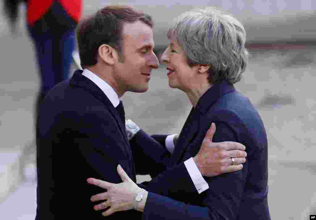 بوسه جدایی. &laquo;ترزا می&raquo; نخست وزیر بریتانیا که در خانه موفقیتی نداشته، به دیدار رهبران فرانسه و آلمان رفته تا بتواند امکان جدایی بریتانیا از اتحادیه اروپا را فراهم کند.&nbsp;