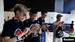 Para peserta mengambil bagian pada kompetisi Pokemon Go dunia yang pertama di Hong Kong, China, 6 Agustus 2016 (foto: REUTERS/Tyrone Siu)