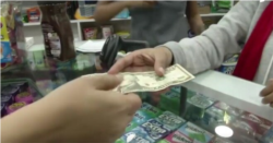 Venezolanos compran con dólares en tiendas que comercializan en la moneda estadounidense. [Foto tomada de video de Reuters de diciembre de 2019]