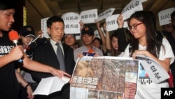 Director of Hong Kong Economic, Trade and Cultural Office, John Leung, center left, listens to Hong Kong student demonstrators, supporting pro-democracy protests taking place in Hong Kong, at the Hong Kong Economic, Trade and Cultural Office in Taipei, Ta