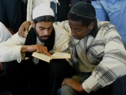 Два ортодоксальні евреї моляться разом