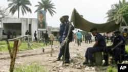 L'entrée du Centre pénitentiaire de Kinshasa gardée par des policiers et des militaires congolais, 26 octobre 2006