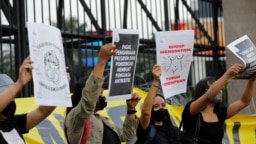 Warga menggelar aksi penolakan rencana pengesahan Rancangan Kitab Undang-Undang Hukum Pidana (RKUHP) di luar Gedung DPR di Jakarta, Senin 5 Desember 2022. 