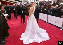 Hailee Steinfeld arrives at the Oscars on Feb. 26, 2017, at the Dolby Theatre in Los Angeles.