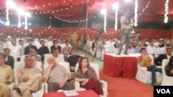 د خوشحال خان خټک او غني خان په ياد کې جوړه دستوره کې د شاعرانو ، اديبانو سره په گڼه شمېره کې کسانو گډون درلو