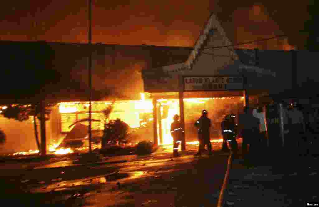 Petugas pemadam kebakaran dan polisi di luar Lembaga Pemasyarakatan (LP) Tanjung Gusta, yang dibakar oleh sejumlah narapidana menyusul kekesalan akibat padamnya listrik (11/7).