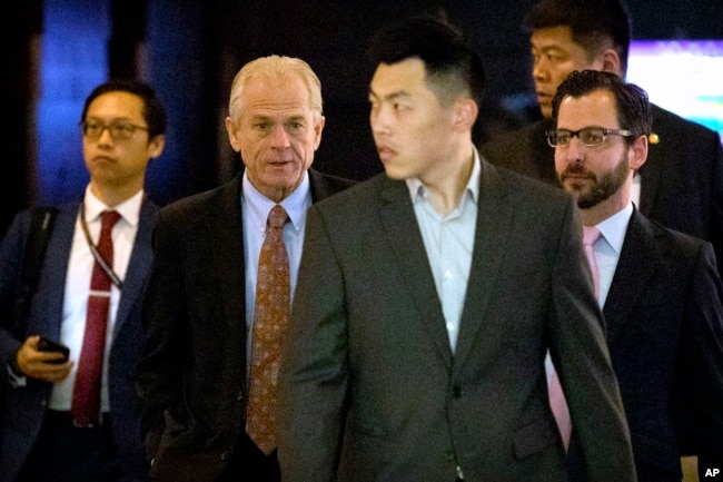 白宫贸易顾问纳瓦罗（左二）离开北京的酒店前去与中国官员进行贸易会谈。（2018年5月4日）