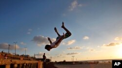 Seorang pemuda Palestina berlatih parkour di pantai Mediterania di tepi Gaza. (Foto: Dok)