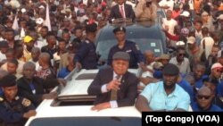 Etienne Tshisekedi, salue la foule à Kinshasa, le 27 juillet 2017. (Top Congo)