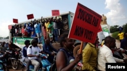 Les partisans de Soumaïla Cissé, chef du parti d'opposition URD (Union pour la République et Démocratie), portent des banderoles lors d'une manifestation dans une rue de Bamako, au Mali, le 16 août 2018.