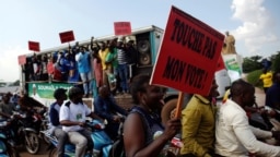 Les partisans de Soumaïla Cissé, chef du parti d'opposition URD (Union pour la République et Démocratie), portent des banderoles lors d'une manifestation dans une rue de Bamako, au Mali, le 16 août 2018.