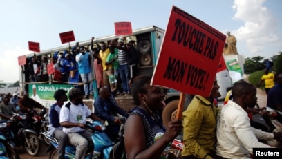 Les partisans de Soumaïla Cissé, chef du parti d'opposition URD (Union pour la République et Démocratie), portent des banderoles lors d'une manifestation dans une rue de Bamako, au Mali, le 16 août 2018.