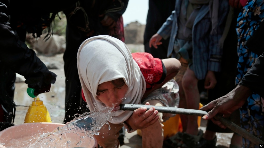 Seorang anak perempuan meminum air dari sumur yang diduga sudah tercemar bakteri kolera di pinggiran kota Sanaa, Yaman. (Foto:dok)