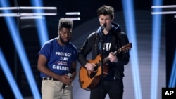 Khalid (izquierda) y Shawn Mendes interpretan "Youth" con el coro de la Escuela Secundaria Stoneman Douglas en los Premios Billboard de la Música en el MGM Grand Garden Arena en Las Vegas, Nevada, el domingo, 20 de mayo, de 2018.