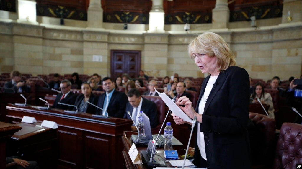 La ex fiscal jefe venezolana Luisa Ortega muestra documentos que segÃºn ella prueban que el presidente venezolano, NicolÃ¡s Maduro, cobrÃ³ sobornos para la constructora brasileÃ±a Odebrect, en BogotÃ¡, Colombia, el martes 3 de abril de 2018. Un grupo de juristas exiliados conocido como el "Tribunal Supremo" en el exilio ", se reuniÃ³ en la capital de Colombia para escuchar denuncias de corrupciÃ³n contra el presidente venezolano, NicolÃ¡s Maduro, lanzando un proceso en gran medida simbÃ³lico que podrÃ­a empaÃ±ar la reputaciÃ³n del gobernante. (AP Photo / Fernando Vergara)