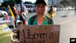 Una manifestante pide la liberación del alcalde Ledesma, preso desde el jueves en Venezuela.