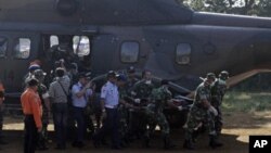 Düşen uçağın enkazından çıkarılan cesetler helikopterlerle Cakarta'ya taşınıyor