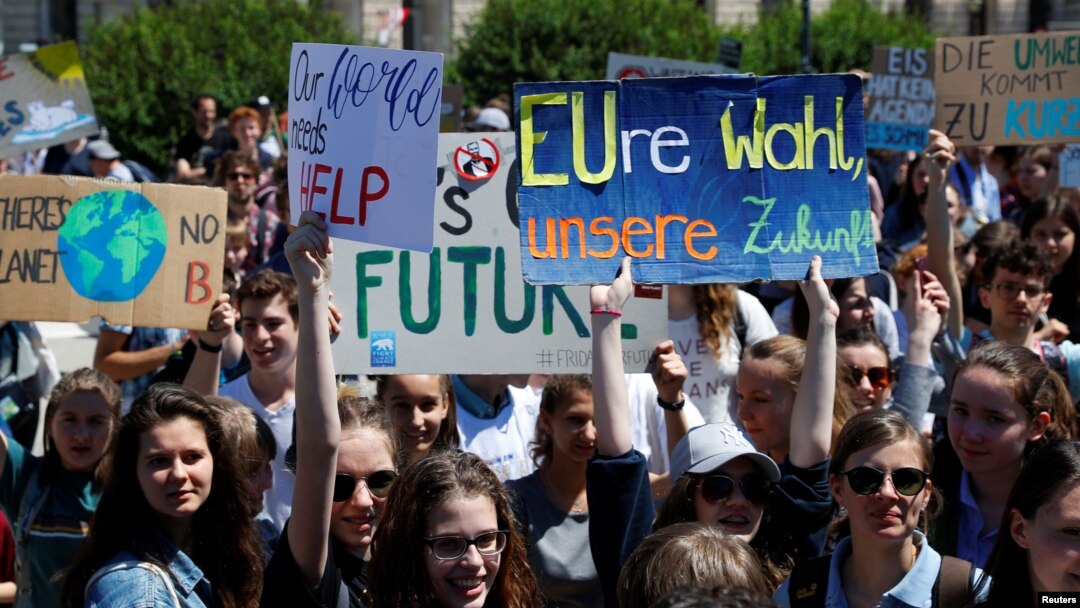 Para pemuda mengacungkan poster dalam mogok sekolah menuntut aksi pengurangan perubahan iklim di Heldenplatz, Wina, Austria, 24 Mei 2019. 