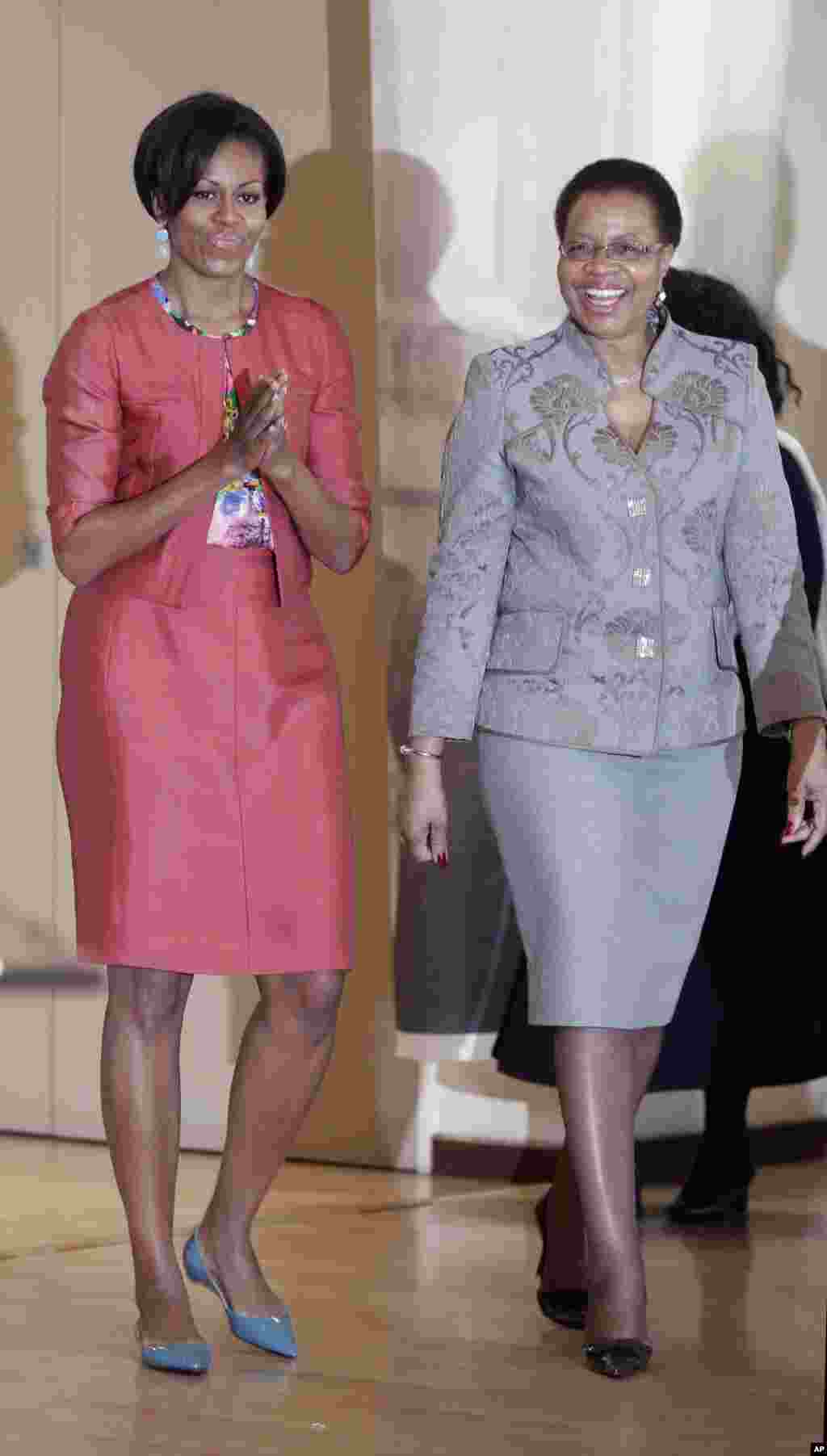 Michelle Obama com a mulher de Mandela, Graca Machel, durante a sua visita à Fundação Nelson Mandela, em Joanesburgo