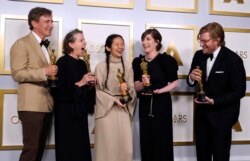 2021年4月25日獲得奧斯卡最佳導演獎的趙婷（中）與其最佳影片“無依之地”的其他獲獎人員在一起。