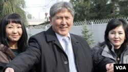 Almazbek Atambayev, mantan PM dan pemenang pemilu Kirgistan menyapa para wartawan di Bishkek, Minggu (31/10).