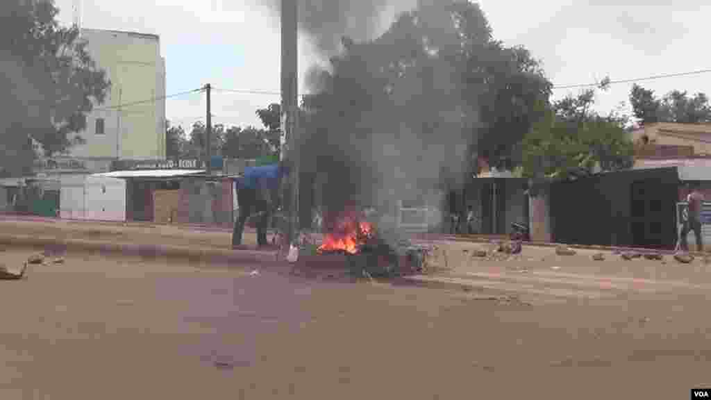 Burkina Faso Ouagadou, une barricade érigée contre la junte, &nbsp;19 septembre 2015 &nbsp;(VOA / Issa Napon)