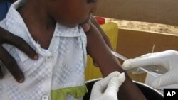 Seorang anak menerima vaksinasi meningitis di Nigeria. Nigeria adalah salah satu dari beberapa negara di Afrika yang termasuk dalam rawan "lingkaran meningitis". 