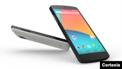 Google Inc Nexus 5, a slimmer version that the Internet search company hopes will expand its presence in consumer hardware and ensure its online services remain front-and-center on mobile devices.