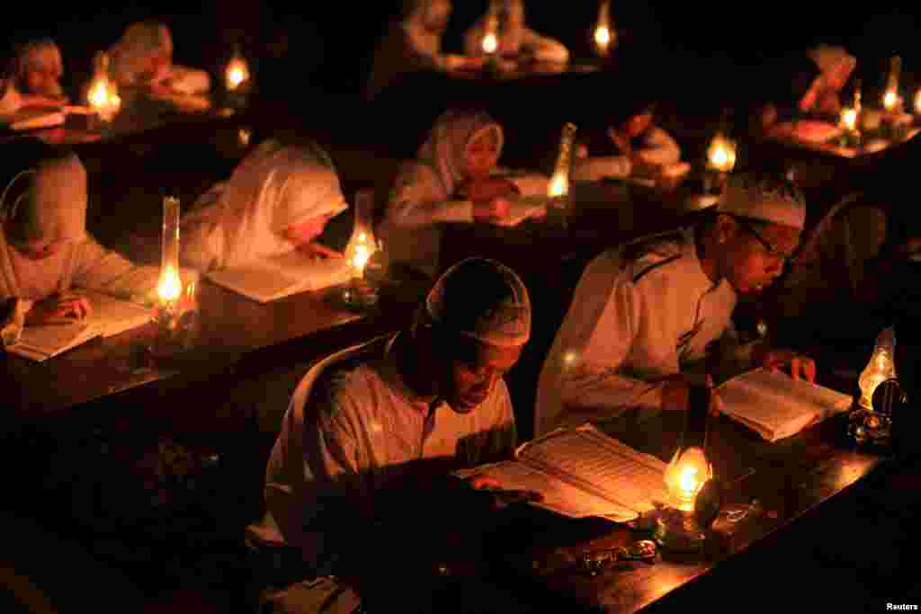 Para santri membaca kitab suci Al Quran di kota Solo, Jawa Tengah, Indonesia untuk merayakan Nuzulul Quran atau Turunnya Kitab Suci Al Quran, pada hari ke-17 bulan suci Ramadan, ketika ayat pertama diturunkan kepada Nabi Muhammad SAW.