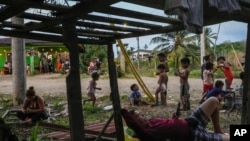 ARCHIVO: Migrantes esperan en un albergue en Palenque, Panamá, el 26 de febrero de 2025. 