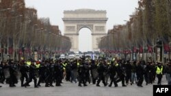 Polícia de choque numa manifestação dos coletes amerelos na avenida dos Campos Elísios. Paris, Dez. 15, 2018.