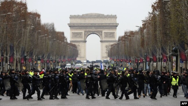 法国防暴警察在巴黎香榭丽舍大道与"黄背心"抗议者相对峙 (2018年12月15日)