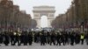 Polisi anti huru-hara Perancis menghadang para demonstran berjaket kuning (gilets jaunes) yang berunjuk rasa memprotes kenaikan harga BBM di Champs-Elysees, Paris, 15 Desember 2018. (Foto: dok).