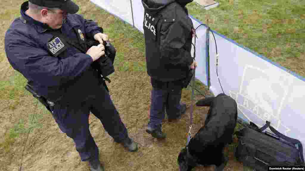Polisi wakagua mko0ba uloachwa wakati wa mbio za Boston Marathon