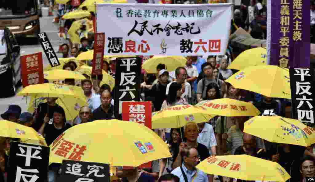 全香港最大的教師公會教協參與六四遊行。（美國之音湯惠芸攝）